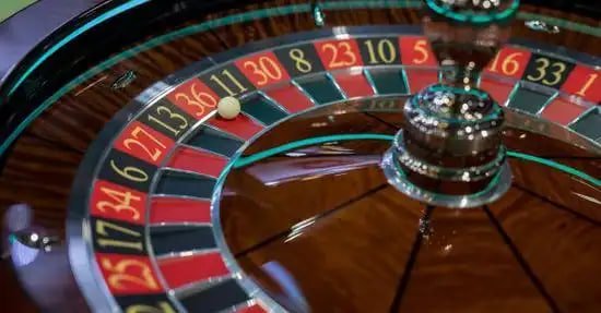 melbbet Live Baccarat ဒိုင်နှင့်ကစားသူများ